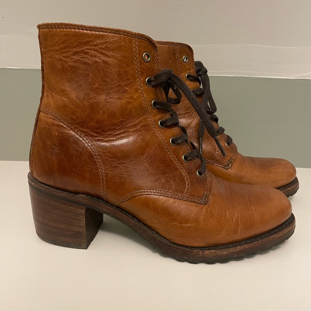 LACE-UP SABRINA FRYE BOOTS IN COGNAC
